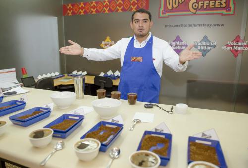 En las catas se comprueba la calidad y caracter&iacute;sticas de sabor de cada caf&eacute; dependiendo su regi&oacute;n. (Foto: George Rojas/soy502)
