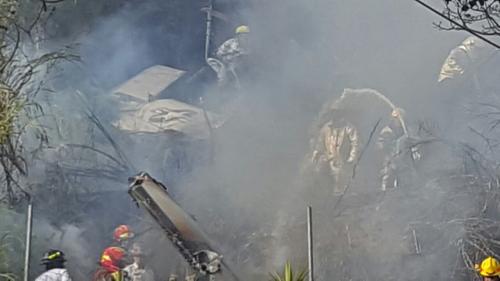 La aeronave cay&oacute; cerca de las viviendas en la colonia La Libertad en la zona 13.  (Foto: Bomberos Municipales y Aeron&aacute;utica Civil)