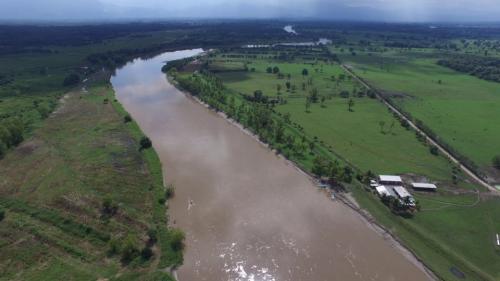 El río Motagua tiene una longitud de 486 kilómetros, nace en Quiché y culmina en Puerto Barrios. En todo su recorrido recibe basura y las aguas negras de 58 municipios. (Foto: Wilder López/Soy502)