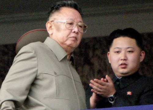 Kim Jong Un junto a su padre Kim Jong II. (Foto: www.infobae.com)