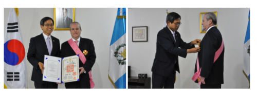 Condecoraci&oacute;n de L&oacute;pez de parte de Corea del Sur. (Foto: Minex)