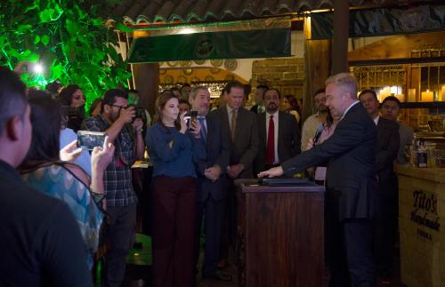 El Se&ntilde;or David Hodge, ministro consejero de la Embajada de Estados Unidos resalt&oacute; la importancia del consumo de carne de cerdo de alta calidad. (Foto: George Rojas/Soy502)