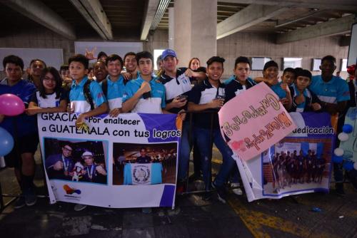 Los amigos y compañeros de los boxeadores llegaron a recibirlos. (Foto: Jesús Alfonso/Soy502) 