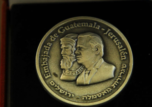Moneda con el rostro de Jimmy Morales. (Foto. AGN)