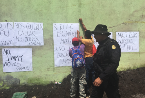 Mensajes de protesta que los pobladores colocaron en la entrada del callej&oacute;n de Los Lotes. (Foto: Antigua al Rescate)