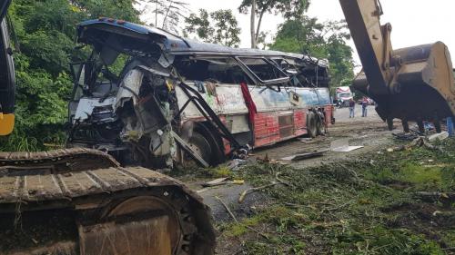 El bus fue extra&iacute;do del barranco esta ma&ntilde;ana. (Foto: captura pantalla) 