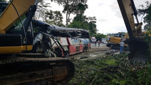 Con una excavadora lograron extraer la chatarra. (Foto: captura pantalla) 