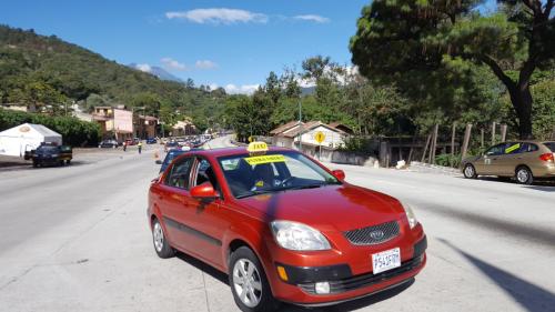 Así se organizaron los pilotos de taxi en la Antigua Guatemala. (Foto: StarNews) 