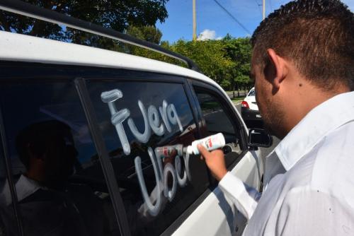 Los taxistas rotularon así las unidades para protestar. (Foto: Jesús Alfonso/Soy502) 