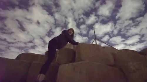 En el video difundido por varias redes sociales, se observa a los j&oacute;venes escalar la pir&aacute;mide durante la noche. (Foto: Infobae)