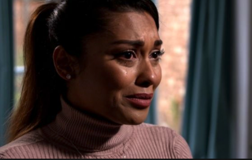 La reina de belleza estaba desconsolada contando su historia. (Foto: Infobae)