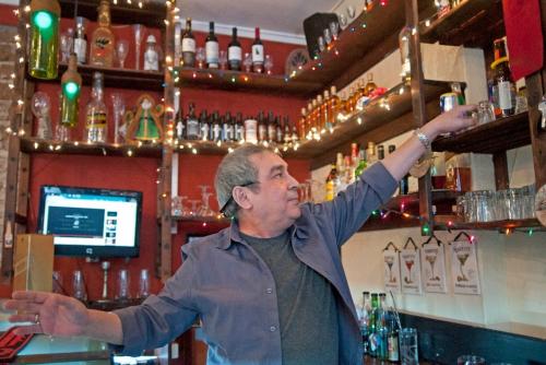 César tiene su propio bar-restaurante nombrado con su apodo: El Che…Cha (Foto: Wilder López/Soy502)