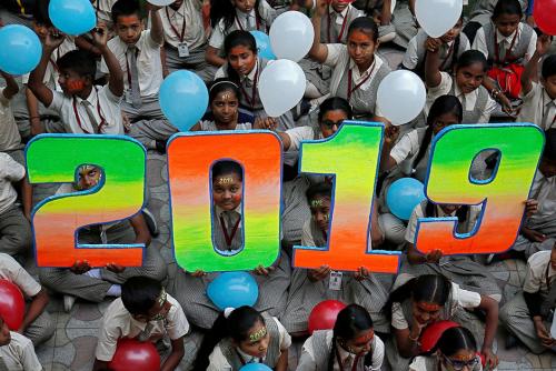 Una escuela en Ahmedabad, India, donde sus alumnos celebran la llegada de 2019 (Foto: Infobae)