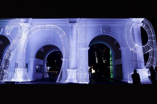 La plaza Soho en Sharm el-Sheik, en el Mar Rojo egipcio, iluminada para fin de a&ntilde;o (Foto: Infobae)
