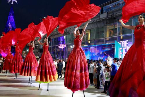 Artistas se presentan en un centro comercial durante el festival de A&ntilde;o Nuevo en Bangkok, Tailandia (Foto: Infobae)