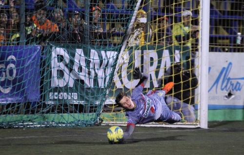 Nicholas Hagen detuvo el disparo de Mafre Icut&eacute;. (Foto: Luis Barrios/Soy502)