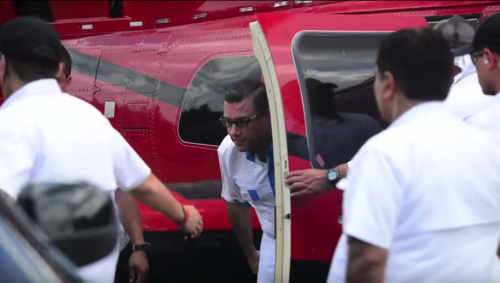 Baldiz&oacute;n sale del helic&oacute;ptero que lo traslad&oacute; en sus m&iacute;tines en la campa&ntilde;a electoral de 2015. (Foto: captura de pantalla)