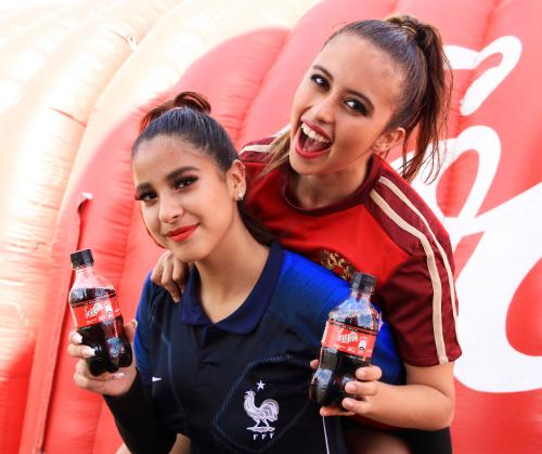 Las edecanes ofrecieron los &aacute;nimos para que los asistentes estuvieran siempre apoyando.