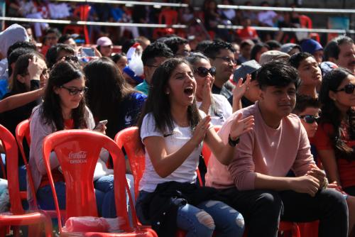 El p&uacute;blico asistente apoy&oacute; a su equipo favorito durante el partido, visto en la pantalla gigante.