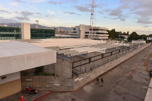 La Plaza Baktún, proyecto del PP, no solo quedó a medio construir, sino que se robó la acera peatonal y la mitad de un carril para vehículos. (Foto: Jesús Alfonso/Soy502)