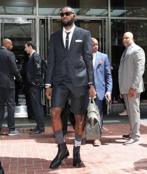 El astro de la NBA, LeBron James, tambi&eacute;n luce los dise&ntilde;os de Thom Browne. (Foto: Instagram)