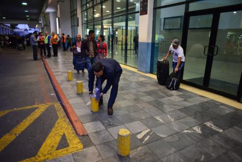 La intención de las nuevas autoridades de la DGAC es colocar los bolardos sobre la acera para habilitar un carril más de vehículos y así evitar congestionamientos en el aeropuerto. (Foto: Jesús Alfonso/Soy502)