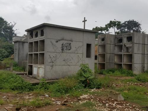 La profanación de tumbas es evidente, varios de los mausoleos están marcadas con las típicas señales de los pandilleros. (Foto: Jessica Gramajo/Soy502)