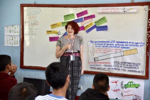 En las escuelas, los voluntarios explican los da&ntilde;os causados por el consumo de cigarrillos. (Foto: Embajada de Estados Unidos)