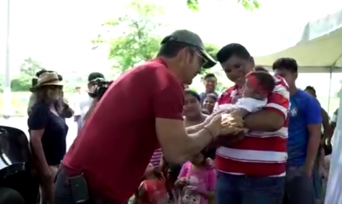 Arjona y la familia beneficiada. (Foto: captura de pantalla) 