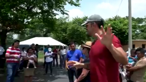 Arjona explicando el proyecto a los beneficiados. (Foto: captura de pantalla) 