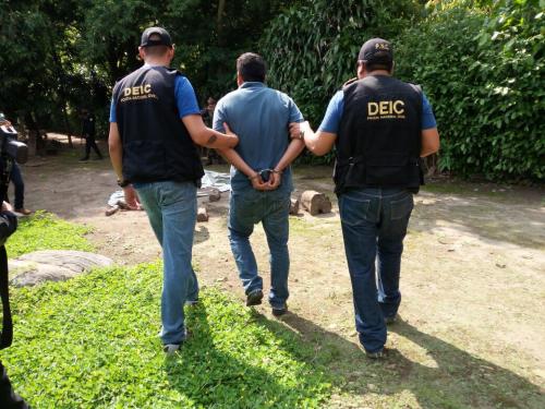 El detenido pertenece, seg&uacute;n las autoridades, a una red de narcotraficantes. (Foto: PNC) 