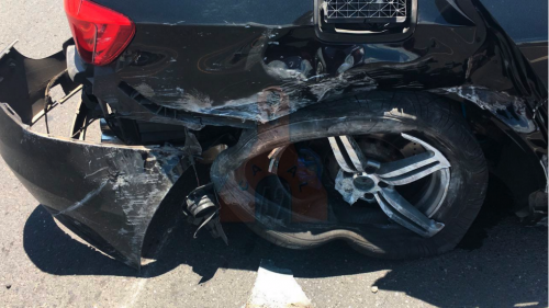 Así quedó parte del vehículo que sufrió el accidente. (Foto: captura pantalla) 