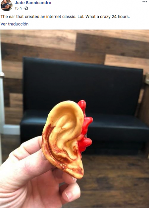 La oreja fabricada para la broma. (Foto: Facebook)