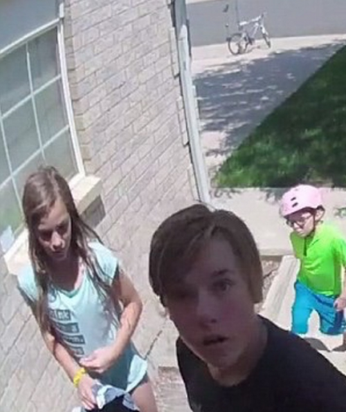 Los ni&ntilde;os no se quedaron con el dinero y lo devolvieron. (Foto: captura de pantalla) 