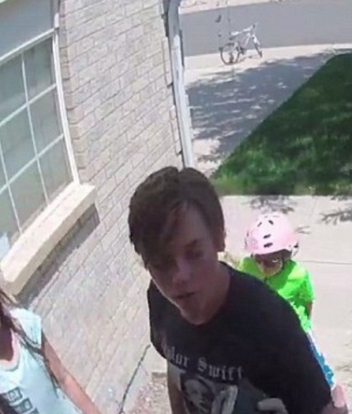 Ni&ntilde;os devuelven un abilletera. (Foto: captura de pantalla) 