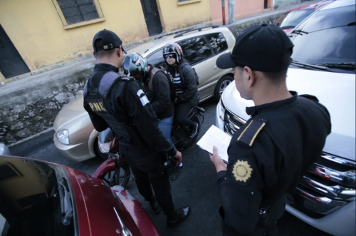 Los agentes identificaron a varias personas. (Foto: Mingob) 