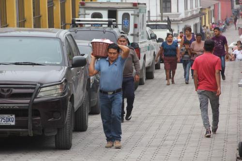 Algunas personas se acercan para entregar víveres. (Foto: Fredy Hernández/Soy502) 