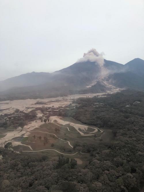 As&iacute; se observan las explosiones del volc&aacute;n esta ma&ntilde;ana. (Foto: Conred) 