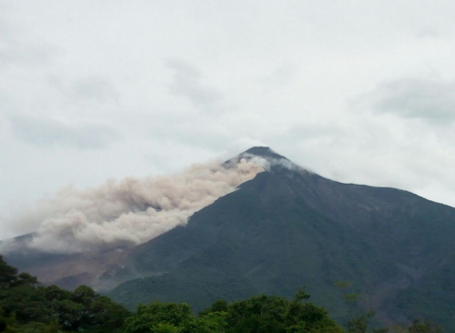 Así se observa el desprendimiento del flujo en el Volcán de Fuego. (Foto: PNC) 