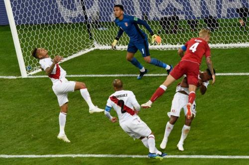 Momento en el que Renato Tapia sufri&oacute; el golpe en la cabeza. (Foto: AFP)