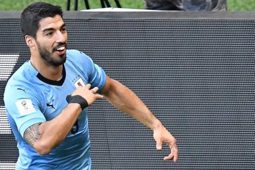 Luis Suárez festeja haciendo la señal de la pancita foto