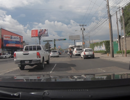En las calles de la ciudad de Guatemala se ven muchos motoristas que respetan su carril. 
