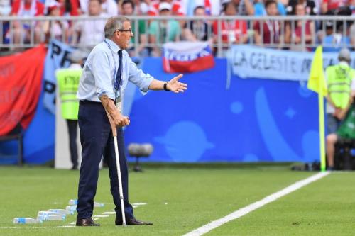 Tabárez, entrenador de la selección uruguaya de fútbol, recibe vacuna  anticovid