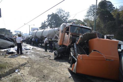 Guatemala no cuenta con servicios ni aplica reglas con seriedad al transporte pesado. Aquí, el trailer que volteó cerca de San Cristóbal. (Foto: Wilder López/Soy502)