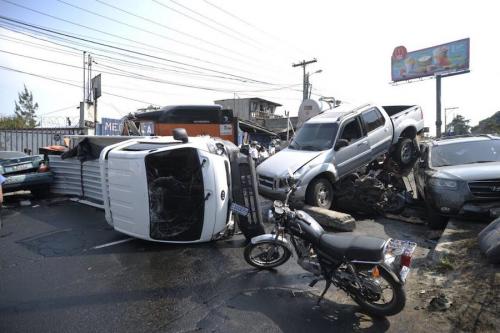 Los daños del accidente múltiple ocurrido camino a San Cristóbal fueron cuantiosos. (Foto: Wilder López/Soy502)