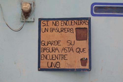 En varios lugares de San Pedro La Laguna se encuentran letreros en los que se pide guardar la basura hasta encontrar dónde depositarla. (Foto: Alejandro Balán/Soy502)