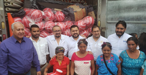El exministro de Comunicaciones, Aldo Garc&iacute;a, acompa&ntilde;a al ministro de Desarrollo, Carlos Monge en la entrega de materiales en Jacaltenango, Huehuetenango. (Foto: Twitter Mides)
