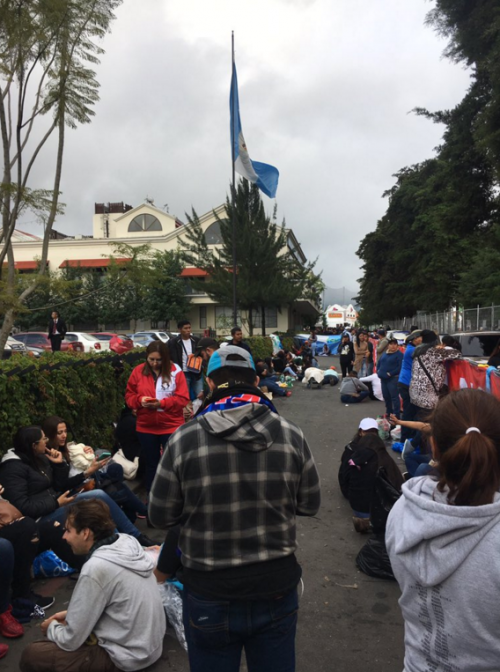 El frío no impidió que los fanáticos con paciencia esperaran a su cantautor. (Foto: Pandilla Arjoneana) 