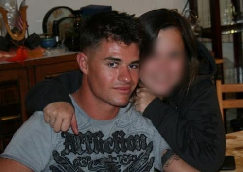 Esta es una de las fotos supuestamente del perfil de Facebook de Ian Long (Foto: TMZ)