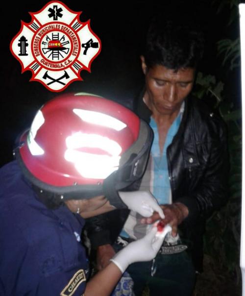 Mauro Velásquez fue herido cuando ladrones intentaban robar fruta en la finca donde trabaja como guardia. (Foto: Bomberos Municipales Departamentales)